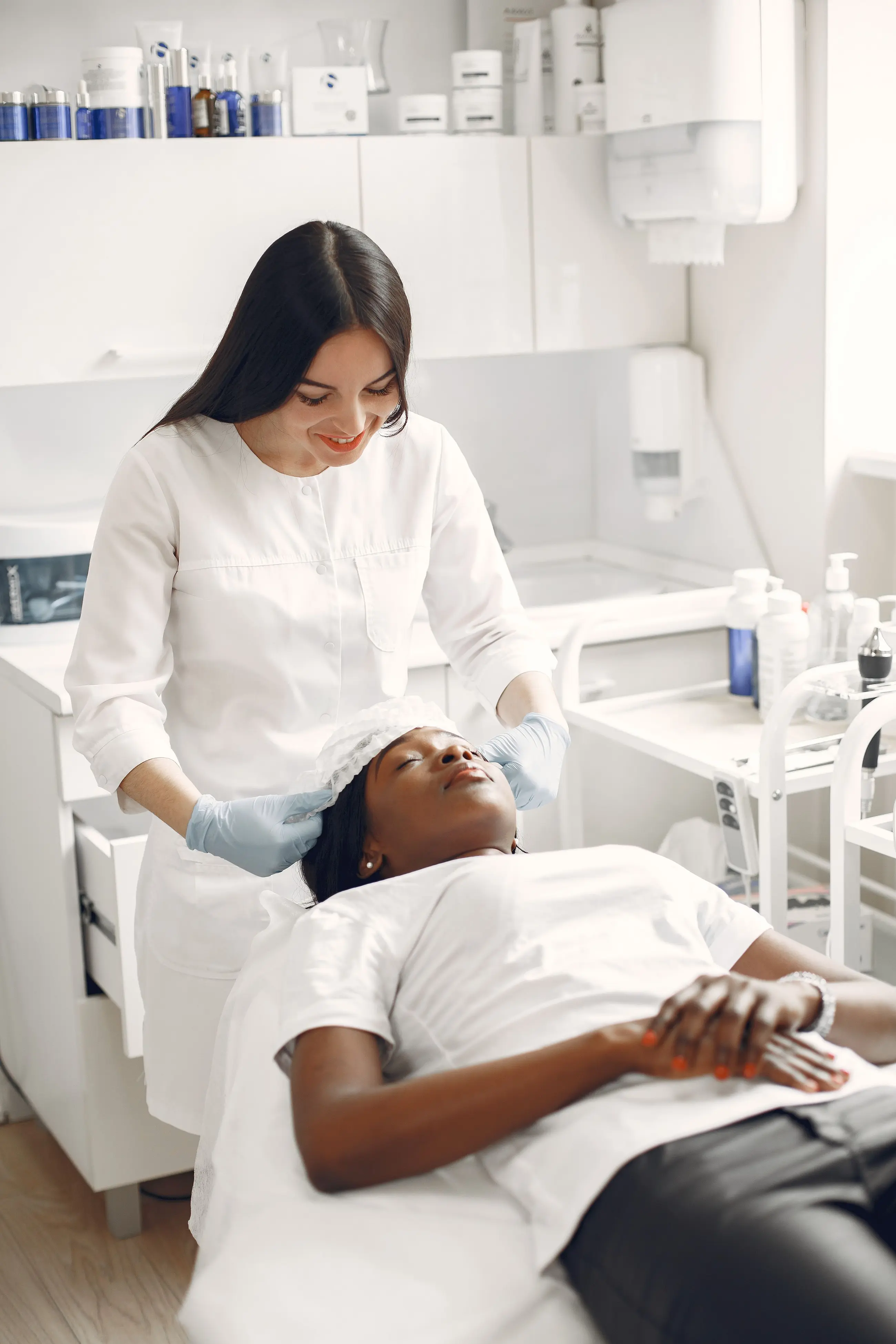 Profesional realizando un tratamiento facial en cabina